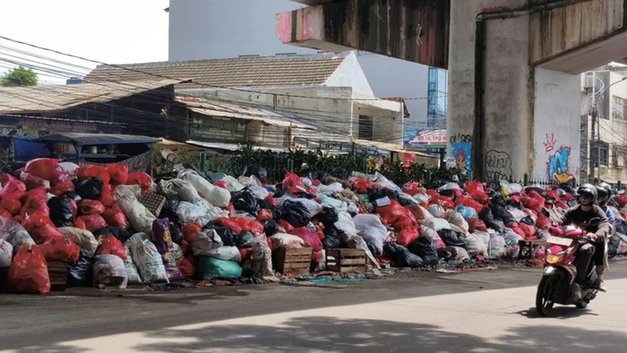 Warga Ciputat Protes