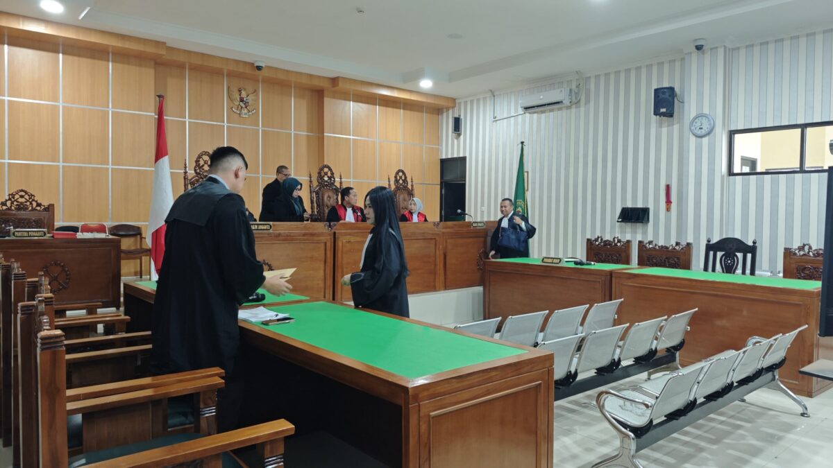 Sidang Perdana Bom Molotov