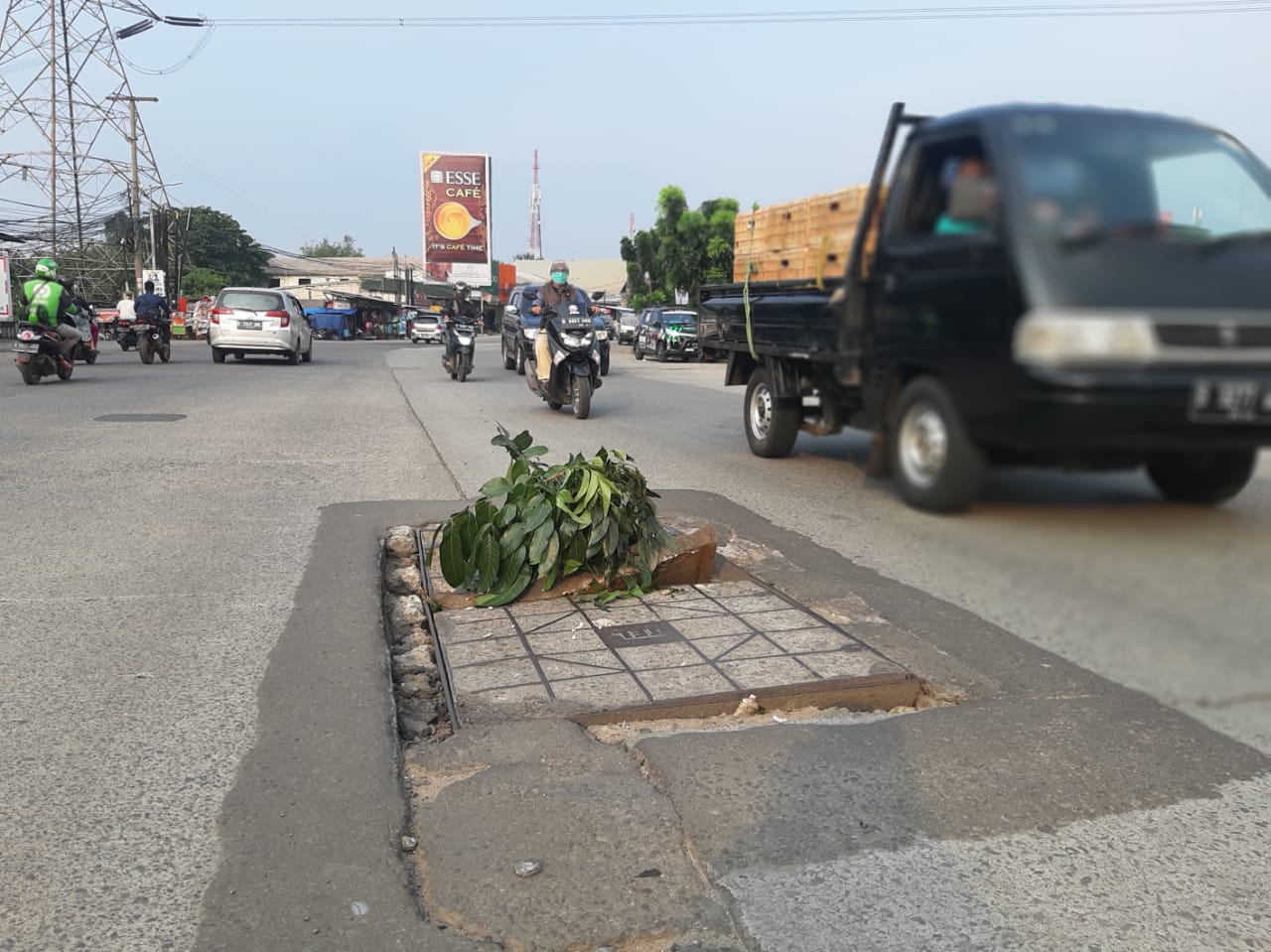 Awas Jalan Siliwangi Raya